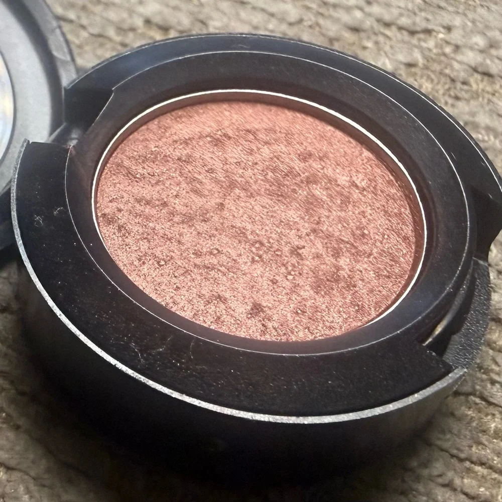 MAC Cosmetics CUT TO FIT Eyeshadow discontinued